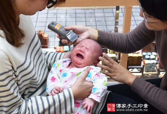 剃胎毛、滿月剃頭、嬰兒剃頭、嬰兒理髮、嬰兒剃髮、嬰兒剃胎毛、嬰兒滿月剃頭、寶寶剃頭、剃胎毛儀式、剃胎毛吉祥話、滿月剃頭儀式、滿月剃頭吉祥話、寶寶剃胎毛、寶寶滿月剃頭理髮、 新竹香山區剃胎毛、新竹香山區滿月剃頭、新竹香山區嬰兒剃頭剃胎毛、新竹香山區嬰兒理髮、新竹香山區嬰兒剃髮、曾寶寶(新竹香山區嬰兒寶寶滿月剃頭理髮、免費嬰兒剃胎毛儀式吉祥話)。中國風會場，爸媽寶貝免費穿「日中韓」古裝禮服。專業拍照、DVD光碟、證書。★購買「臍帶章、肚臍章、胎毛筆刷印章」贈送：剃頭、收涎、抓周，三選一。2015.12.21 照片16